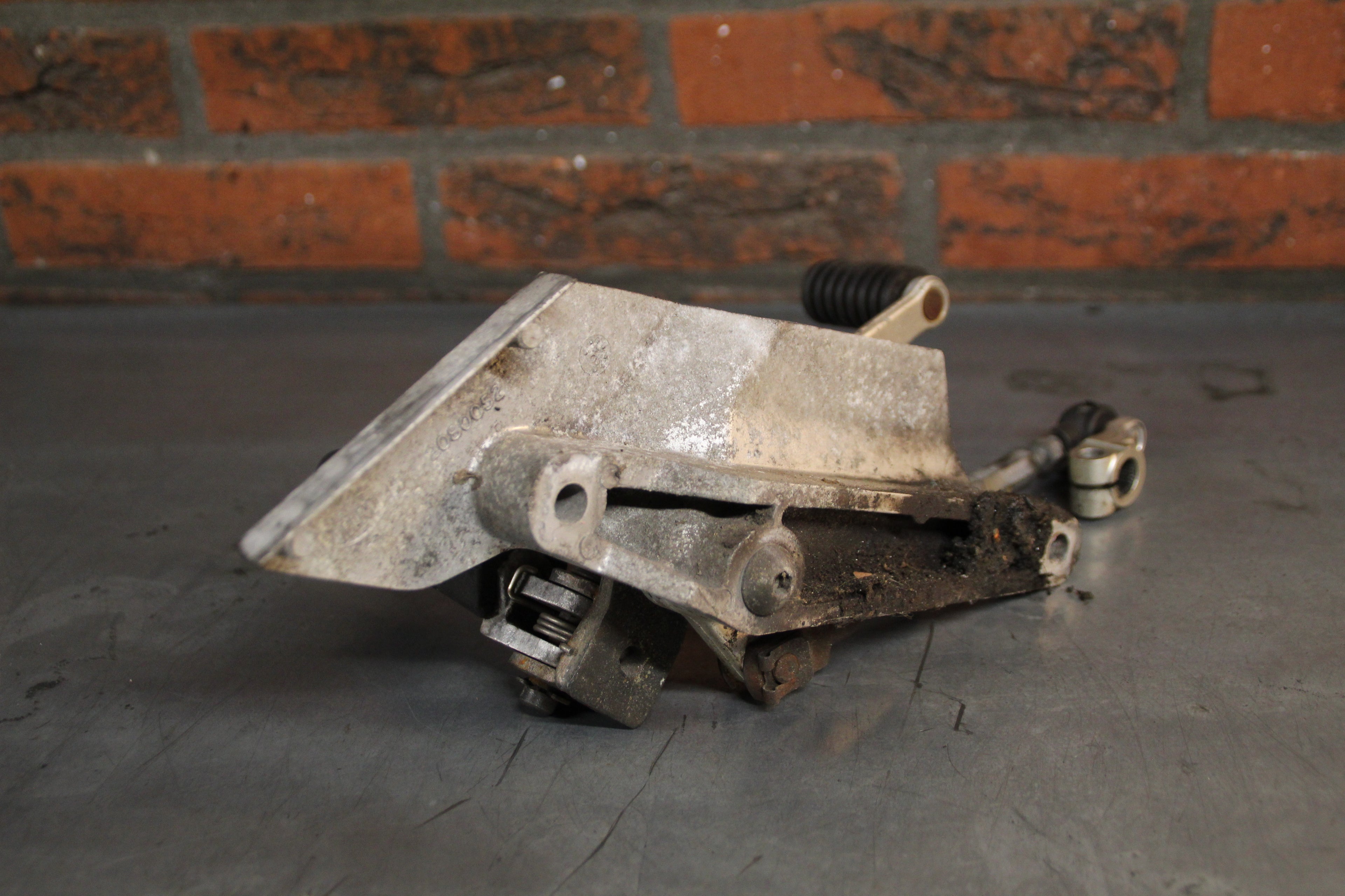 Triumph Trident schetsplaat links