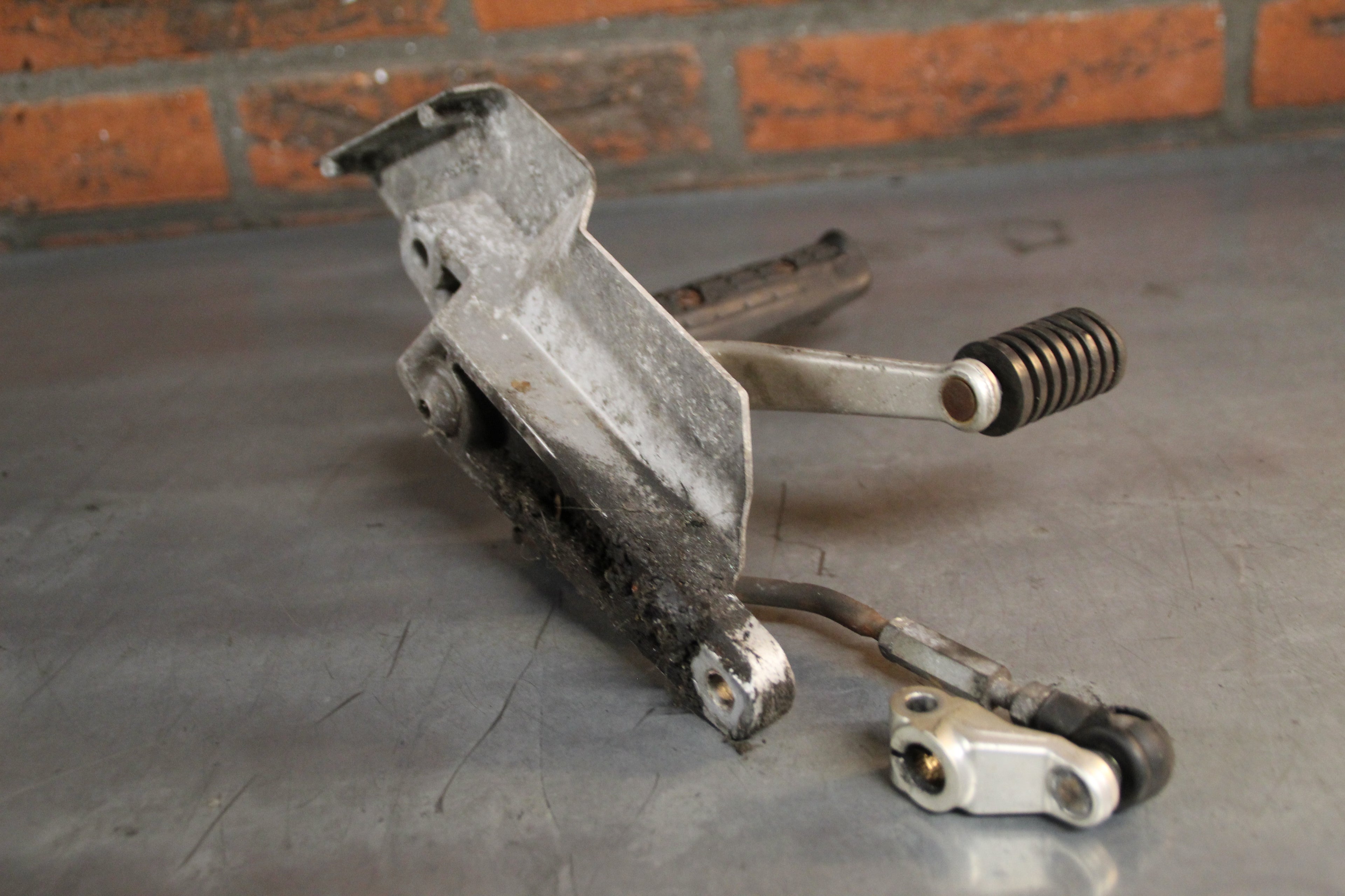 Triumph Trident schetsplaat links