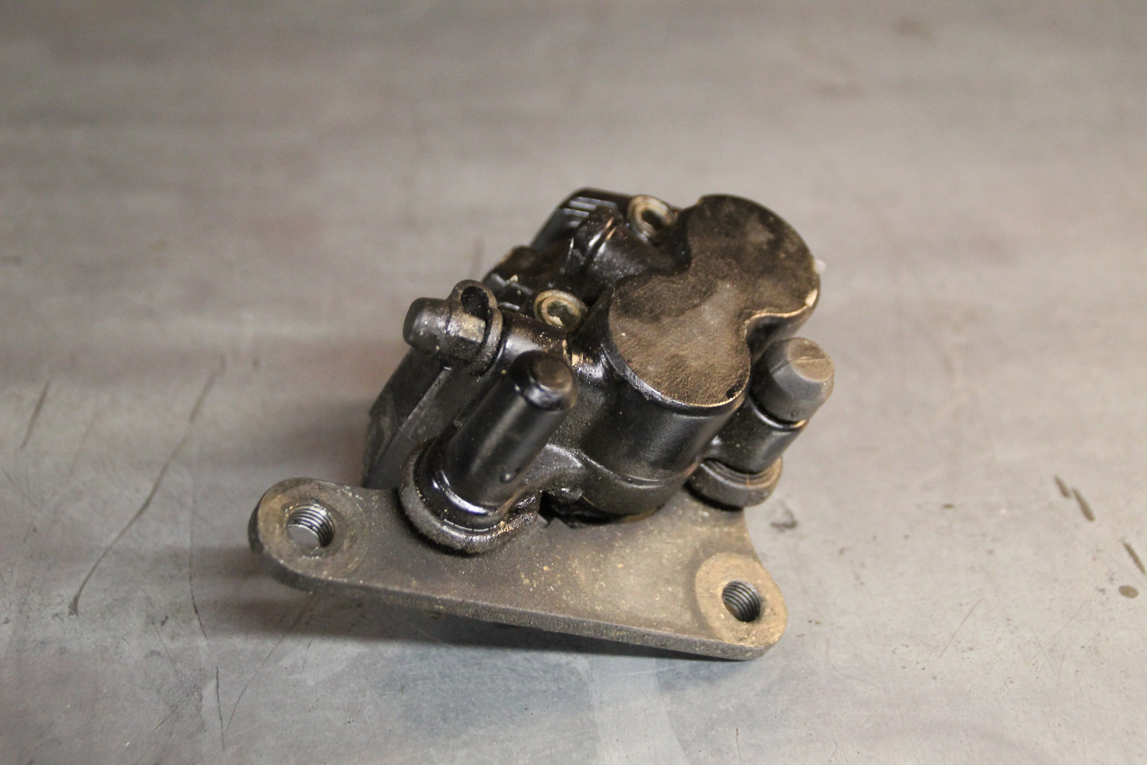Triumph Trident remklauw links