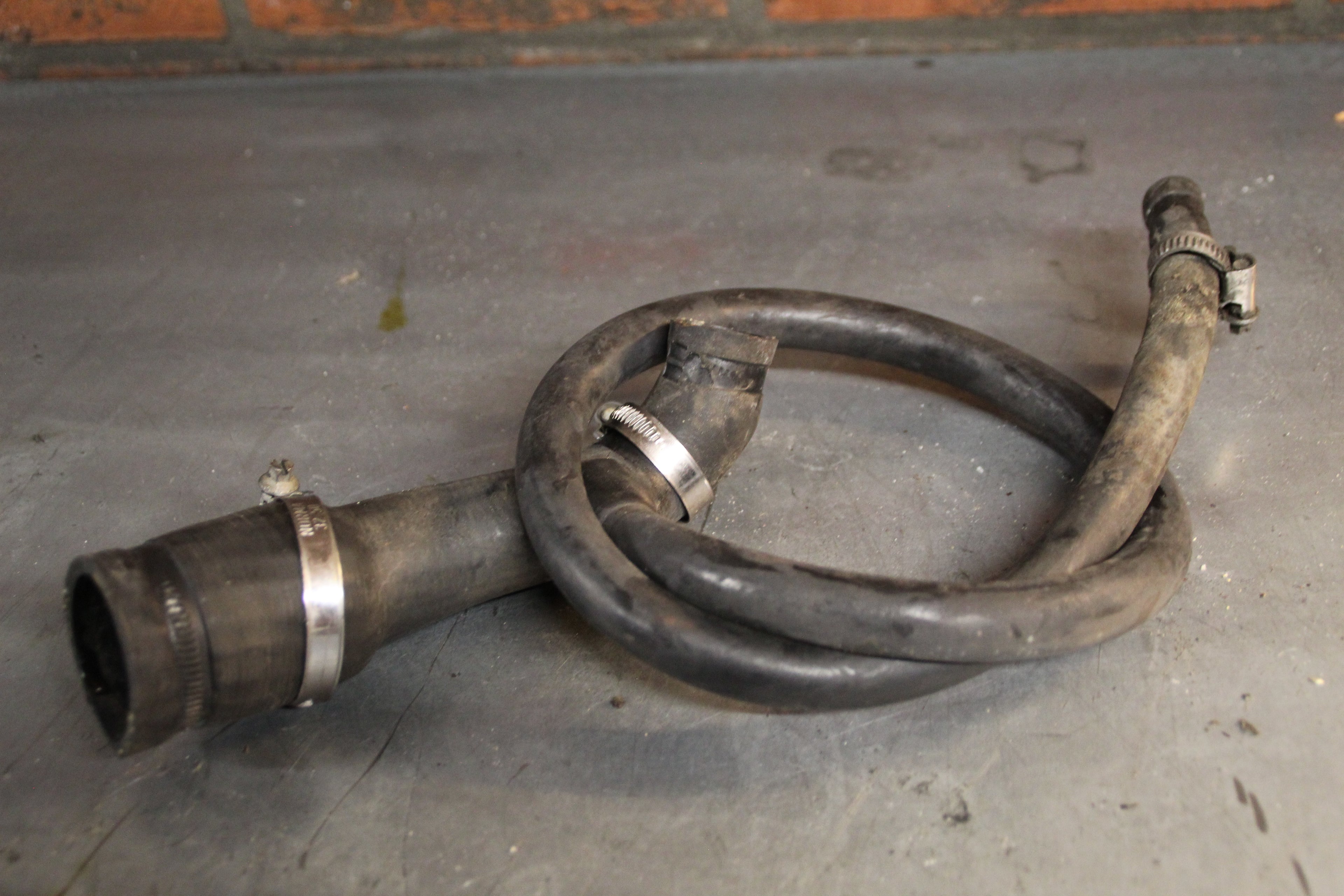 Triumph Trident koelslang thermostaat
