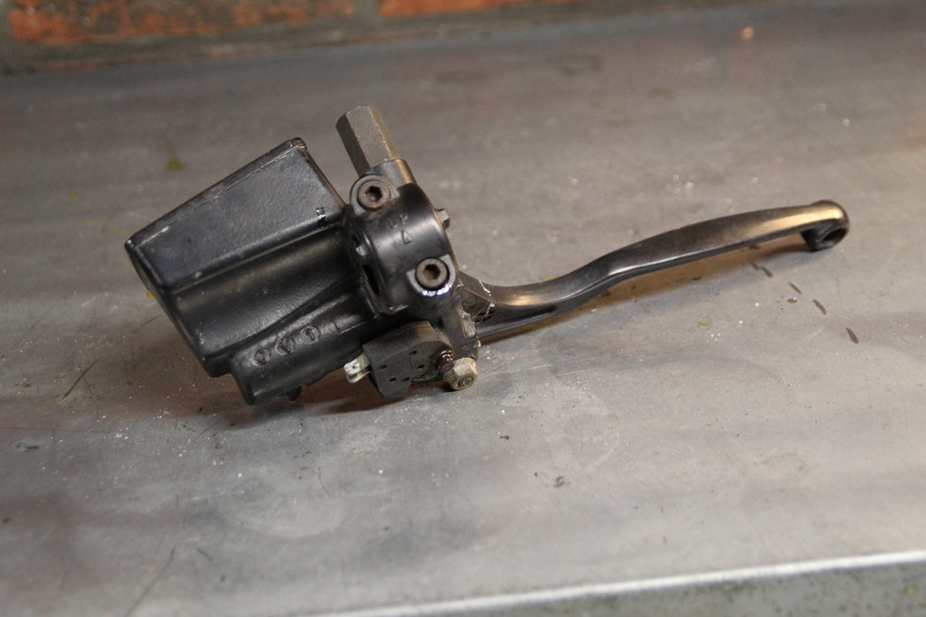 Triumph Trident rempomp voor