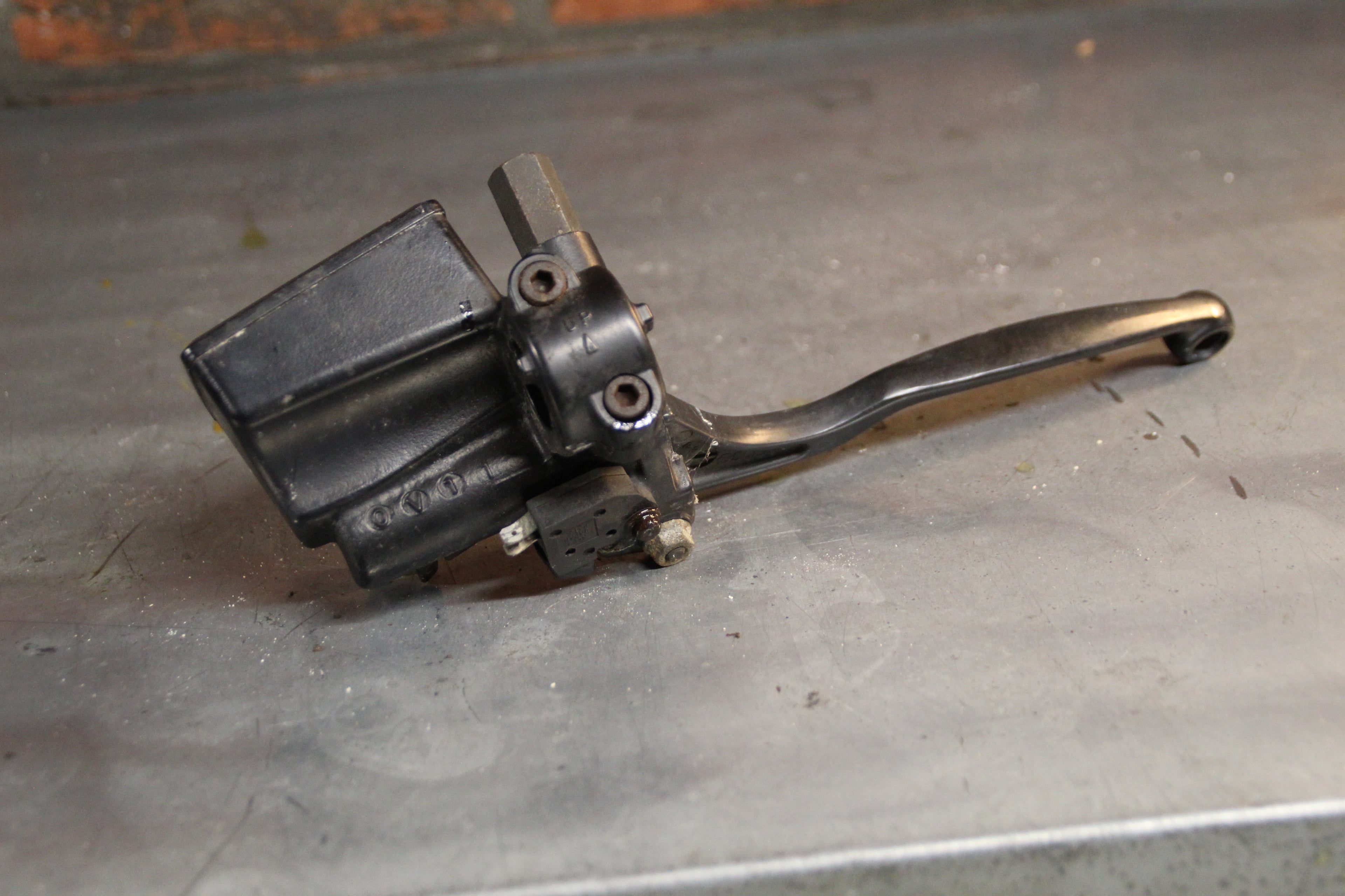 Triumph Trident rempomp voor