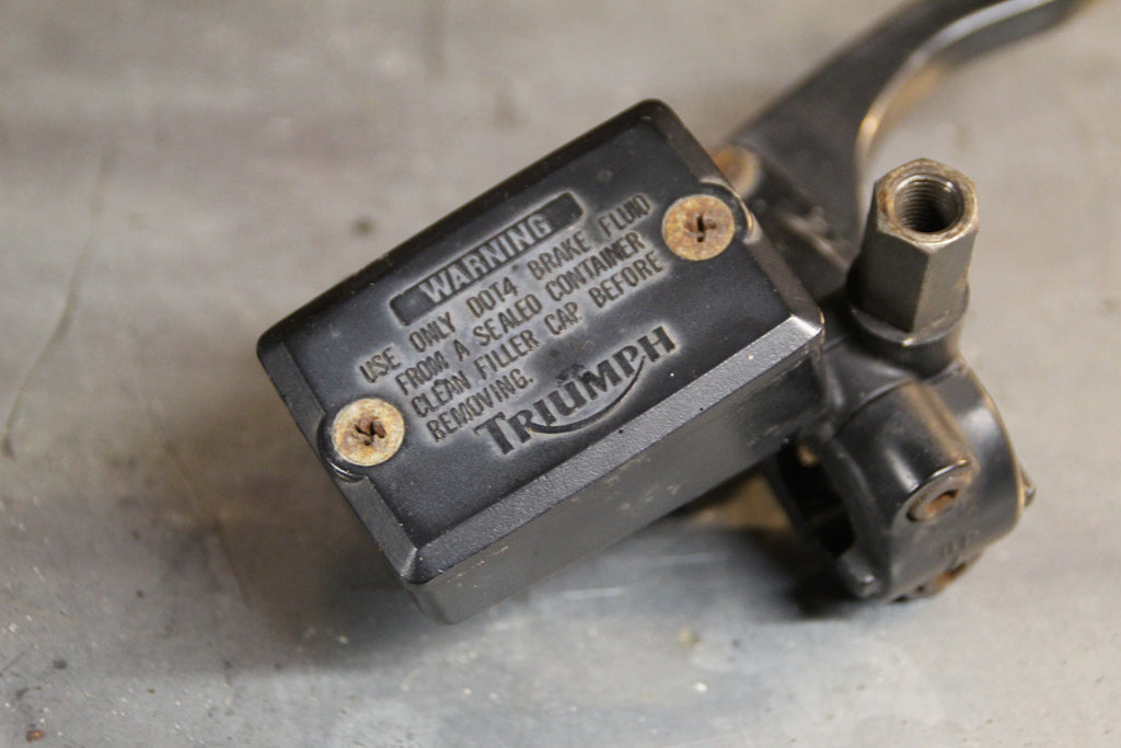 Triumph Trident rempomp voor