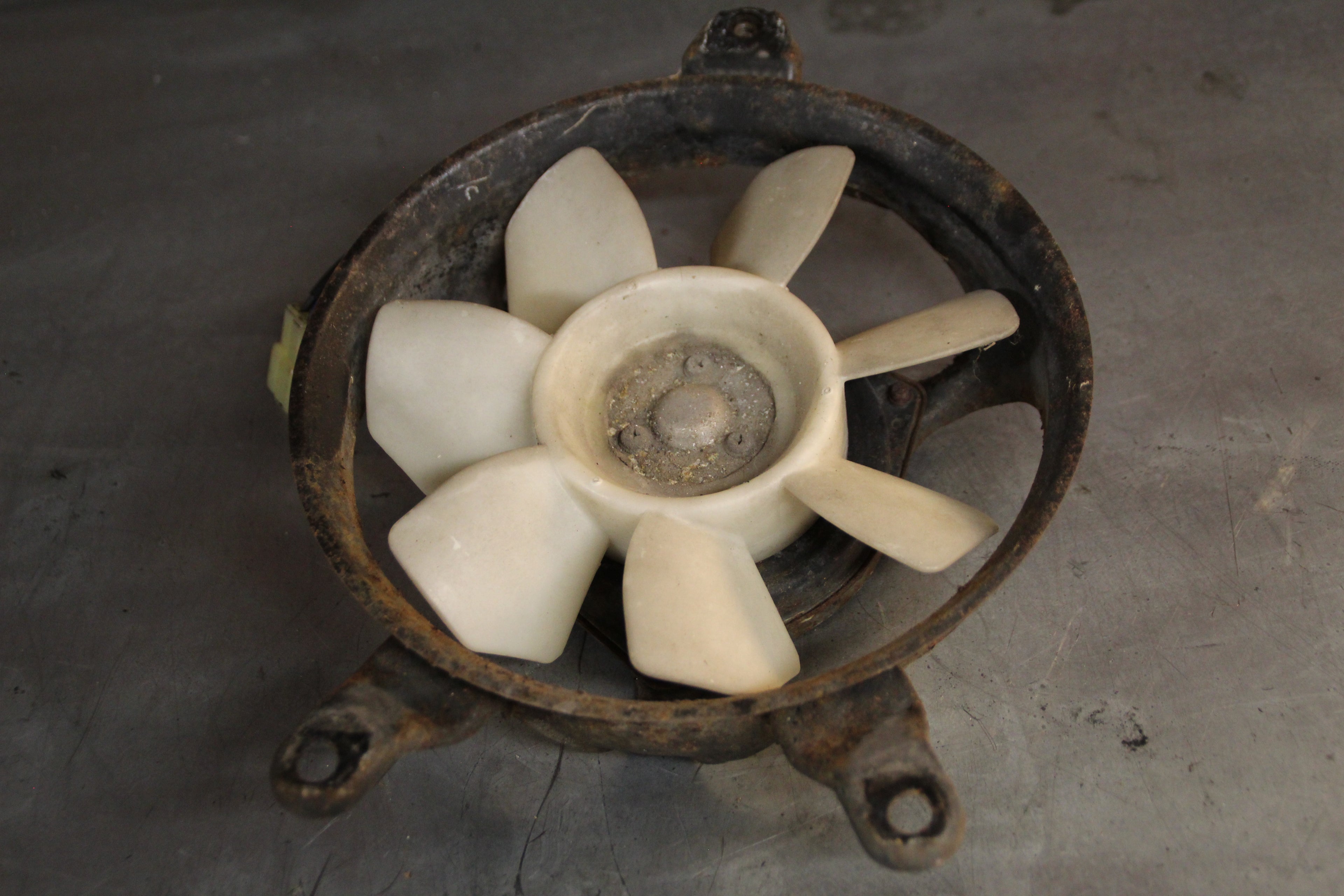 Triumph Trident radiator ventilator