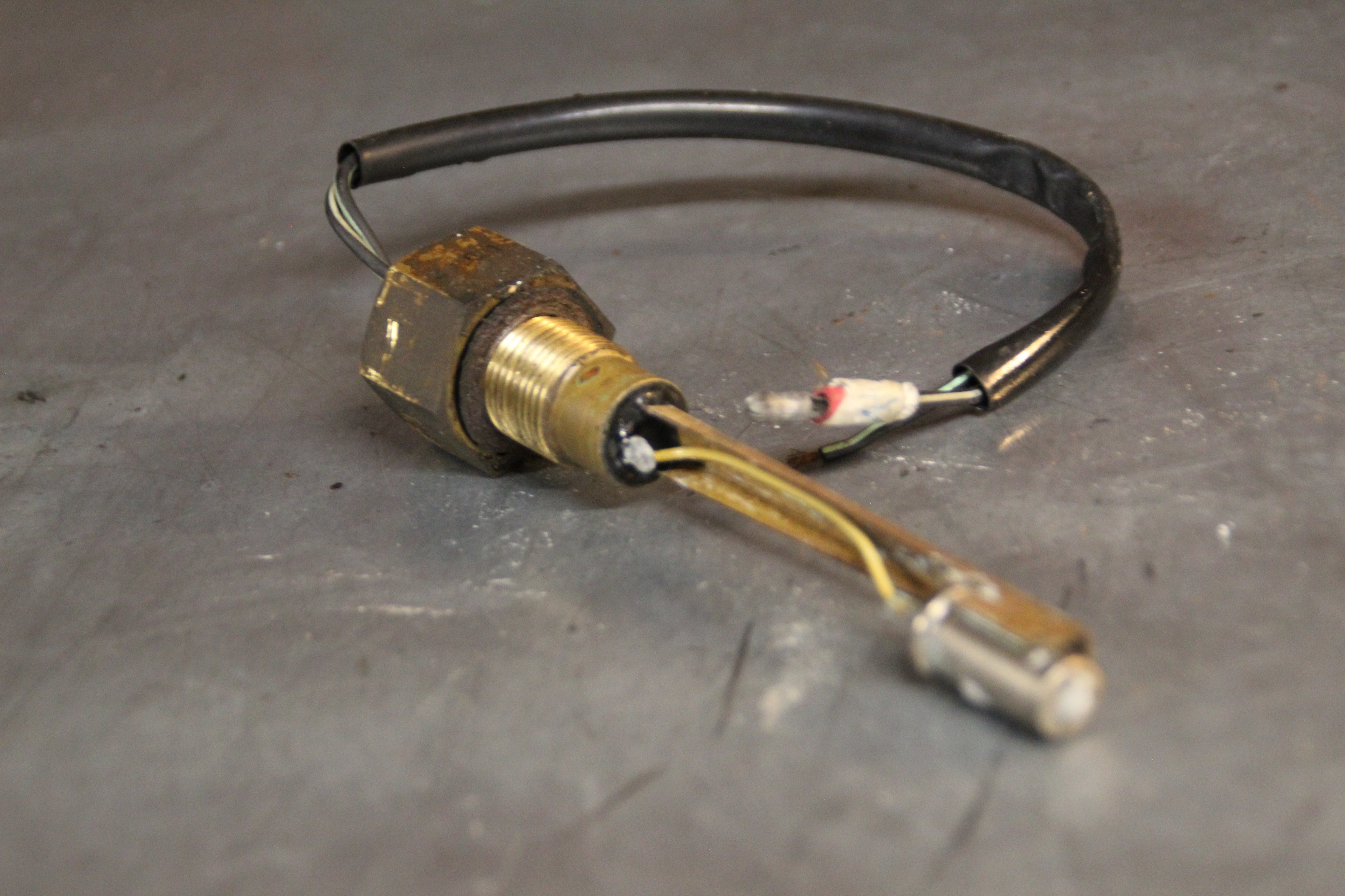 Triumph Trident brandstof niveau meter
