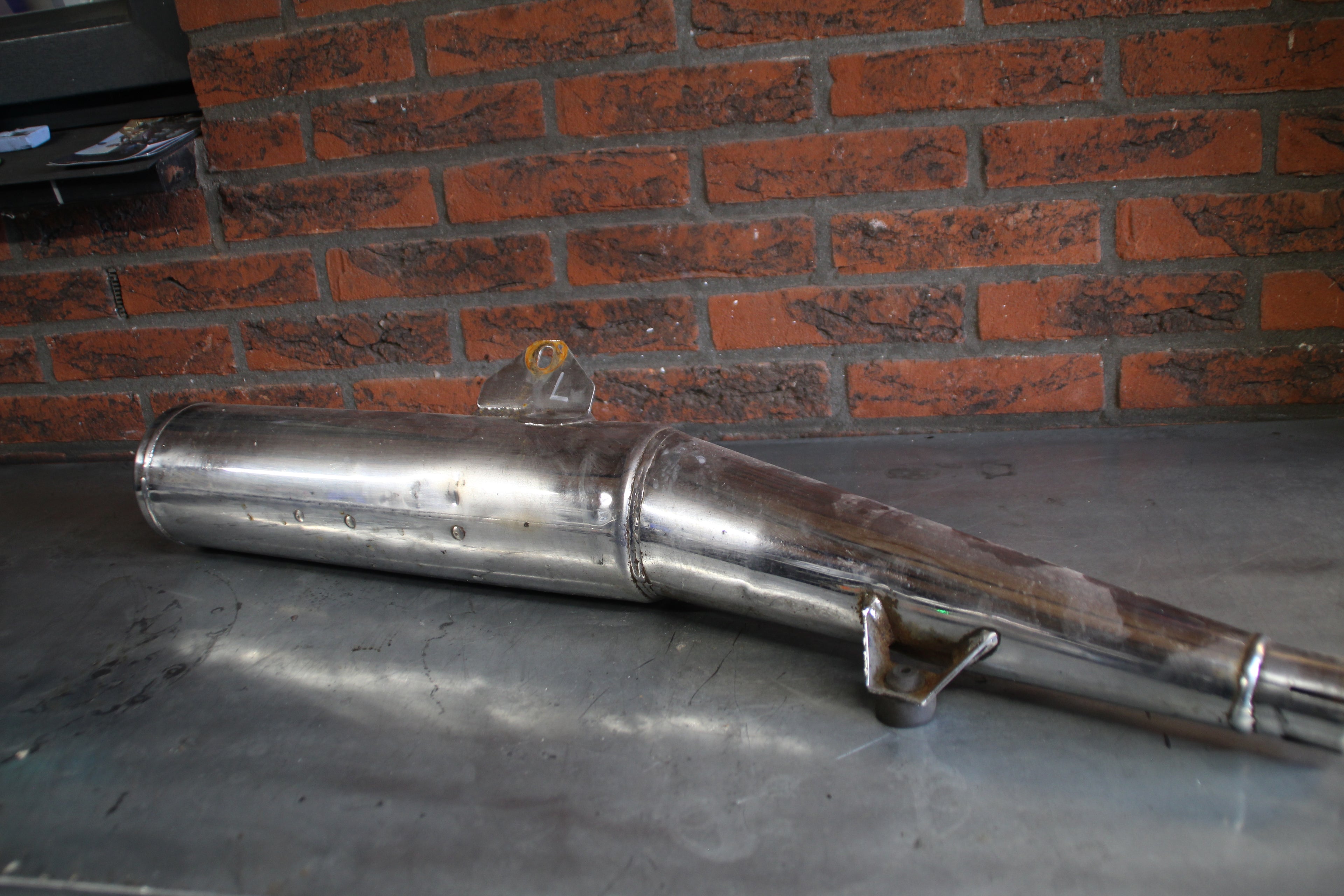 Triumph Trident uitlaat demper links