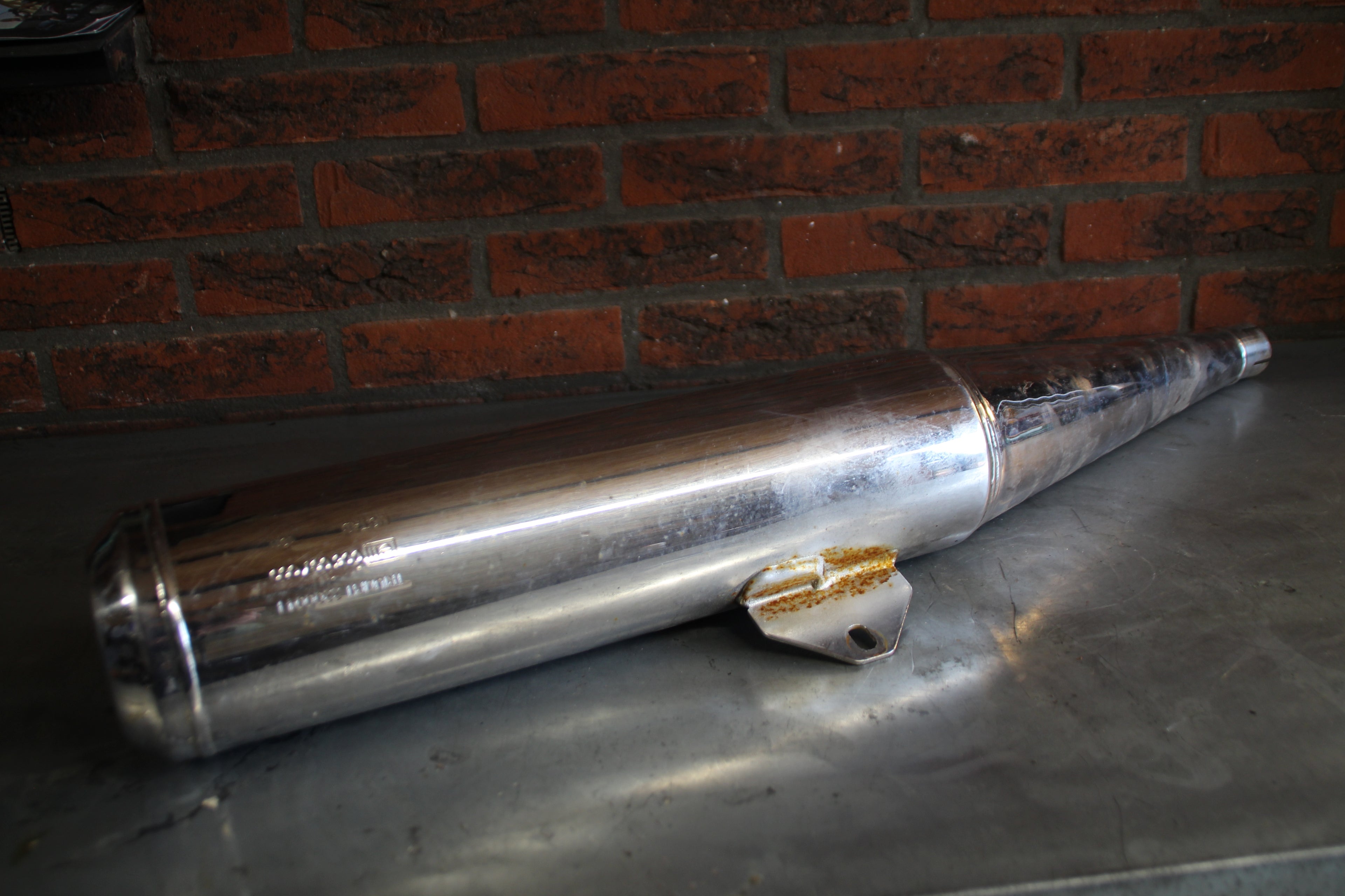 Triumph Trident uitlaat demper links