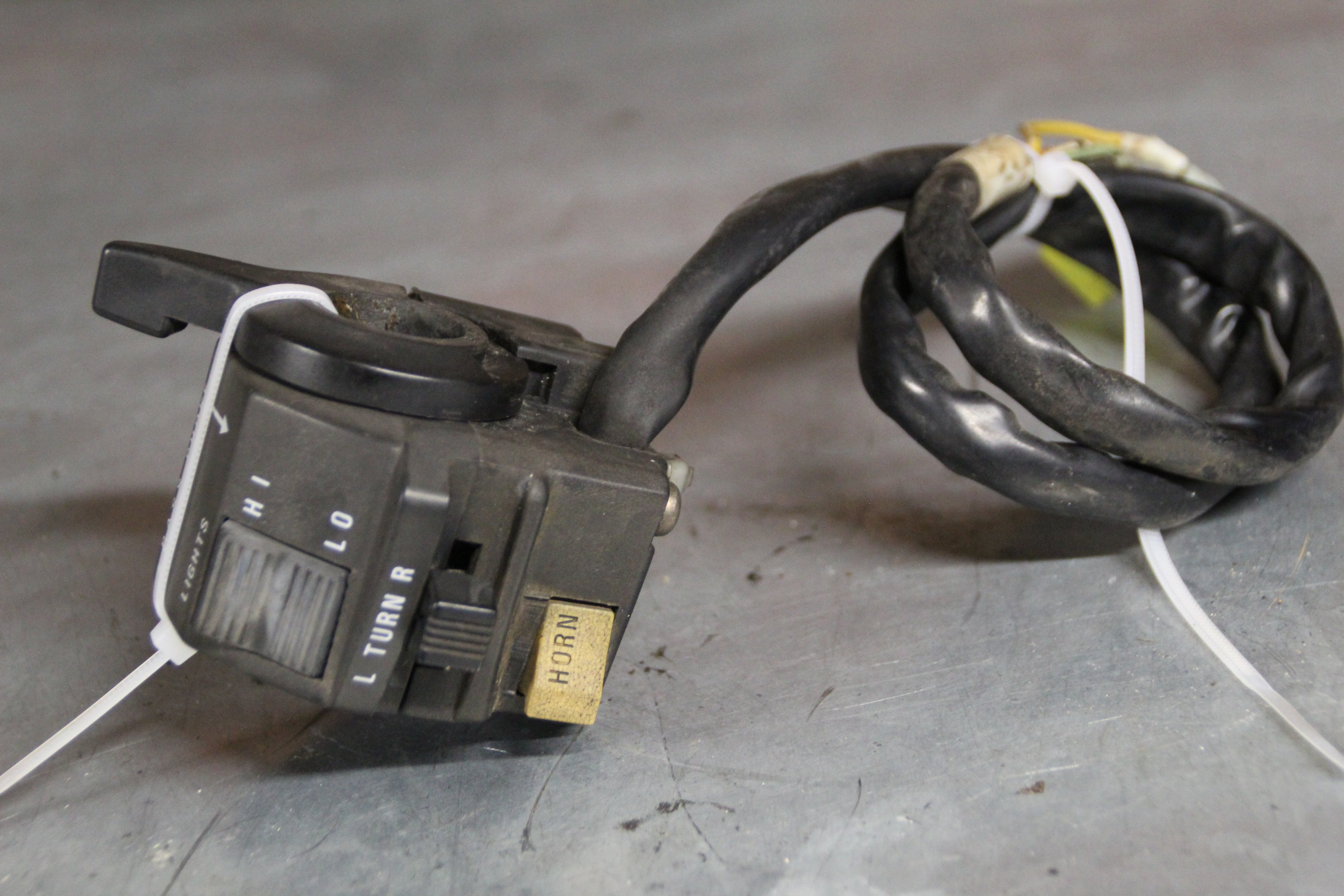 Suzuki GSX750F stuurbediening links