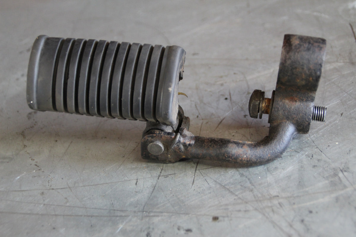 Suzuki GS550L voetsteun links