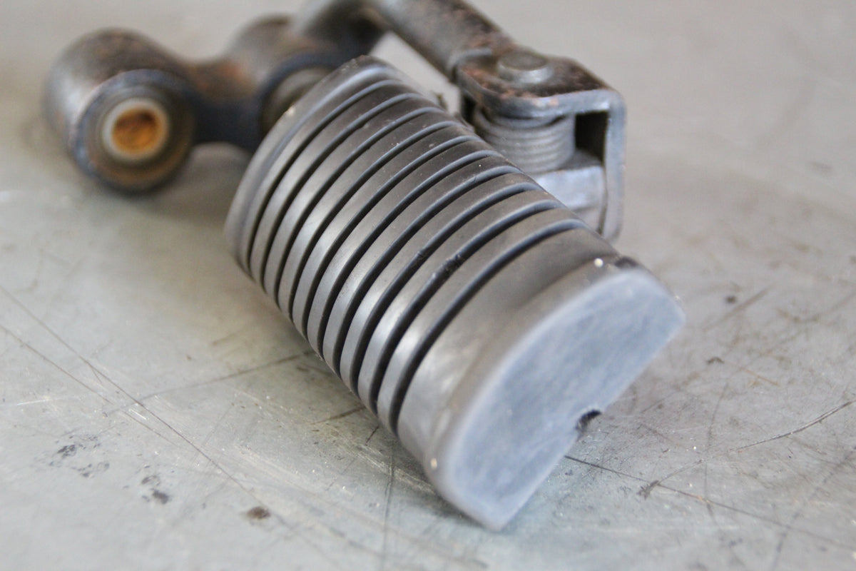 Suzuki GS550L voetsteun links
