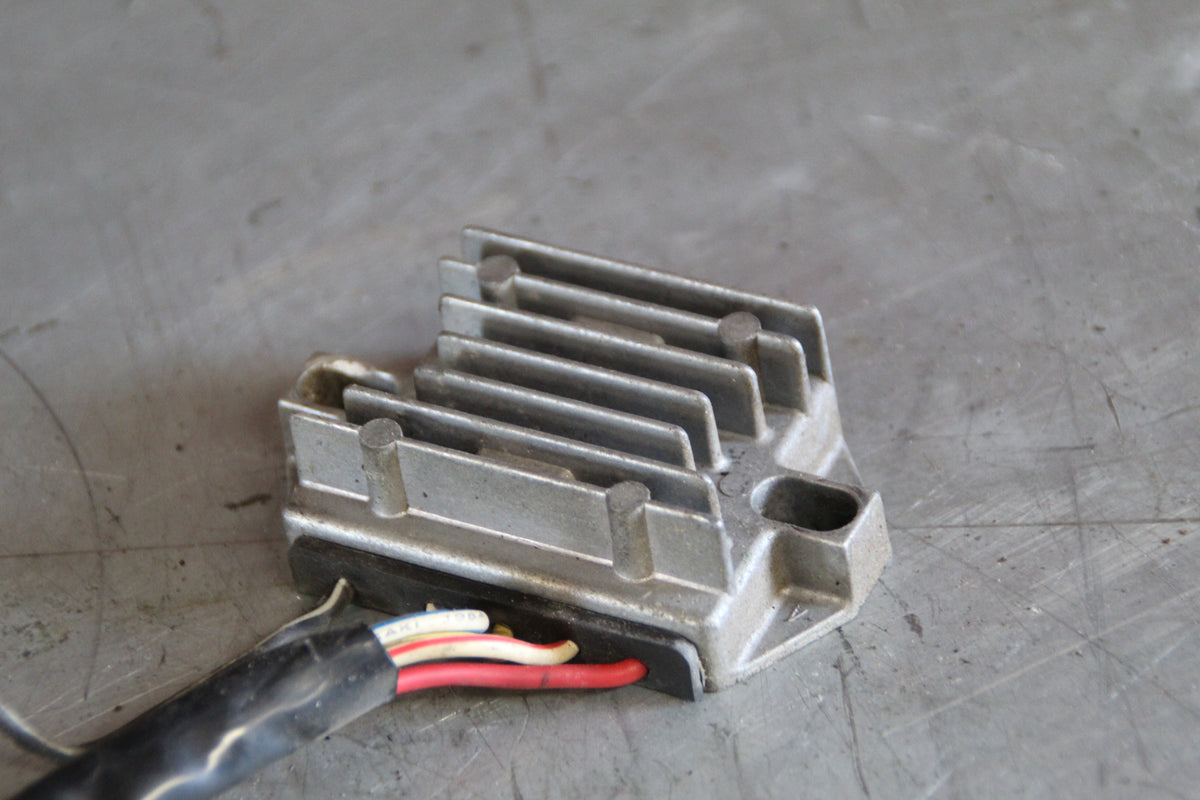 Suzuki GS550L spanningsregelaar
