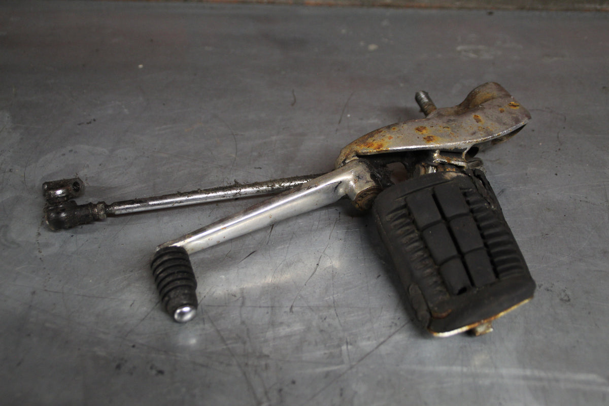 Suzuki GV1200 voetsteun links